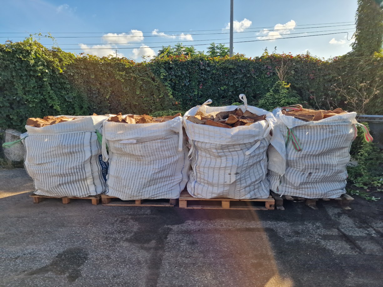 Sacos de 500 kg de lenha prontos para entrega